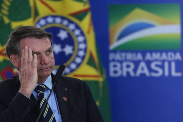 Bolsonaro sanciona lei que permite redução de jornada e salário na crise