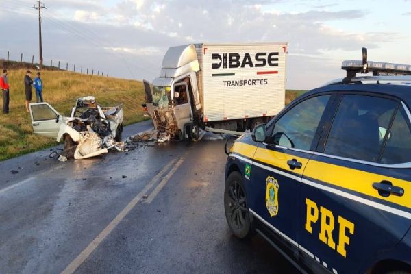 Colisão frontal entre Fiorino e caminhão deixa vítima fatal na BR-277