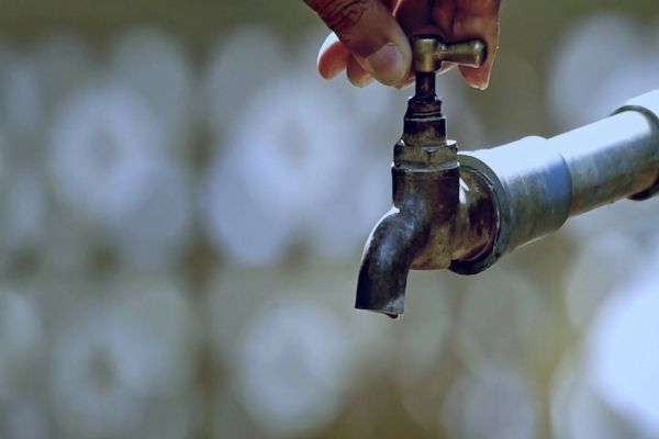 Substituição de rede de distribuição de água pode interromper abastecimento em bairros de Cascavel