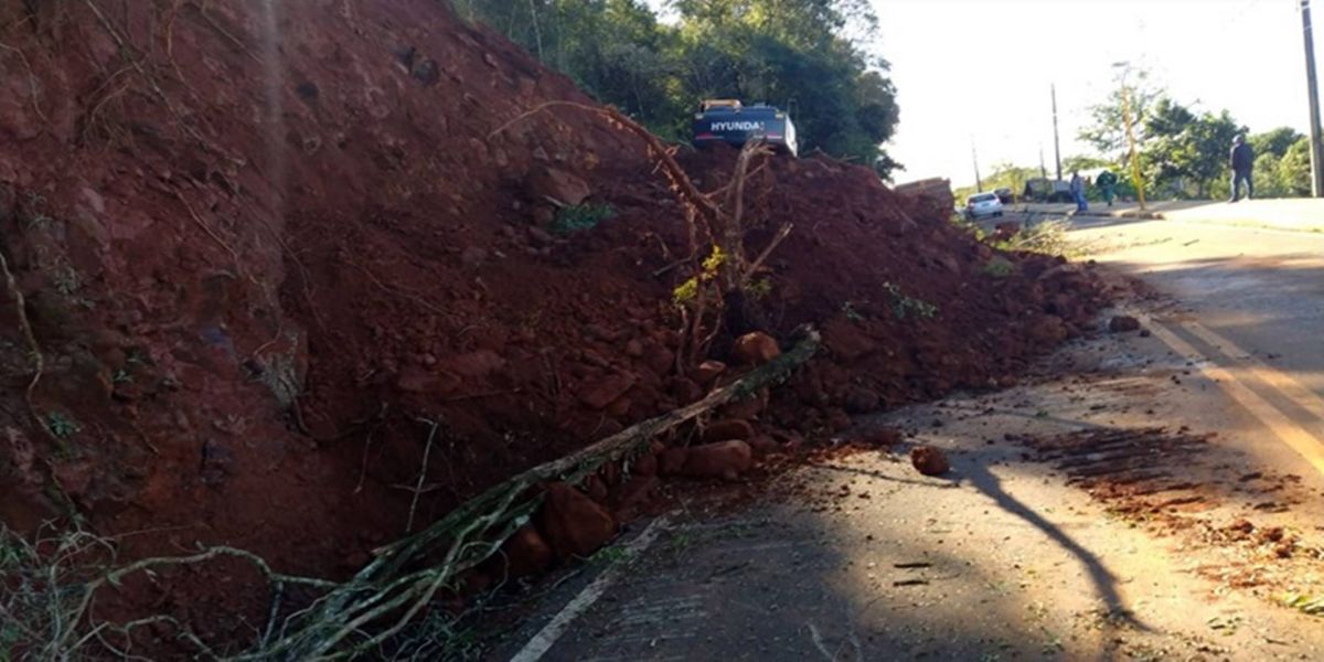 Deslizamento de terra interdita umas das pistas de acesso a UTFPR