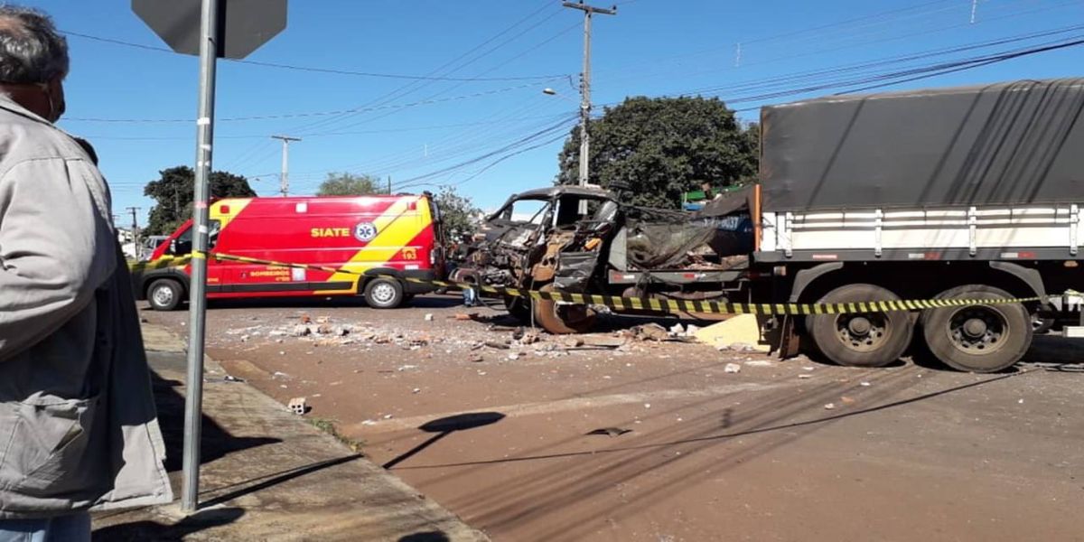 Grave colisão entre caminhões, deixa uma pessoa ferida no Bairro Brasília