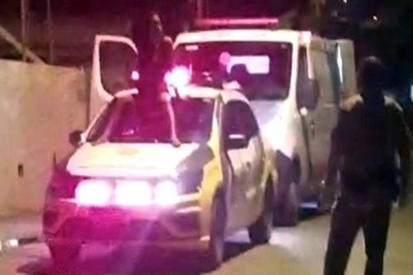 Mulher sobe em viatura da PM e arranca parte do dedo de homem com os dentes