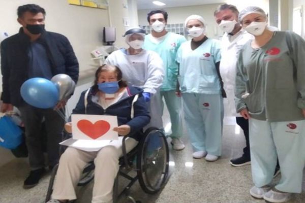 Mulher de 56 anos comemora cura da covid-19 no Hospital do Câncer Uopeccan de Umuarama