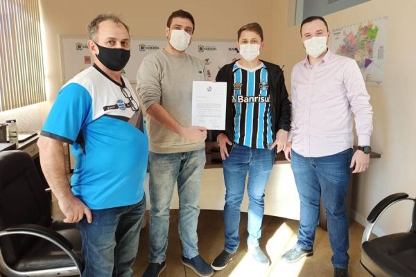 Consulado Gremista de Cascavel faz doação financeira à Secretaria de Saúde para o combate à Covid-19