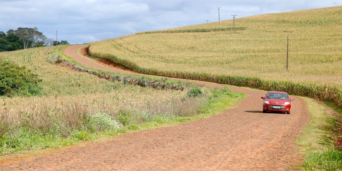 Pavimentação de estradas rurais muda o cenário nos municípios