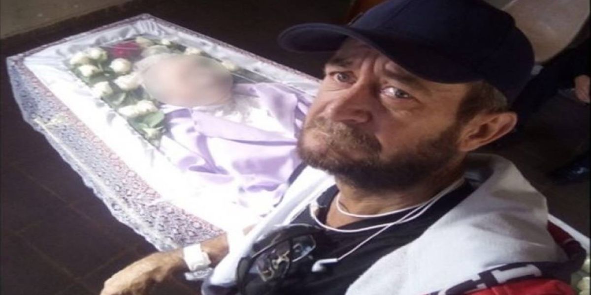 Homem que viralizou ao velar sua mãe sozinho, morre após incêndio criminoso em Goiás