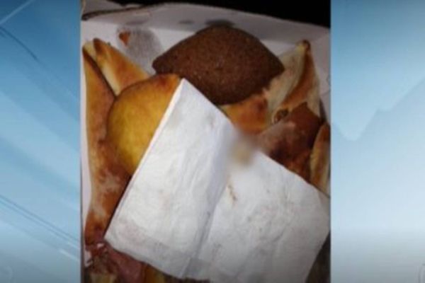 Menino acha dedo humano em esfiha de restaurante