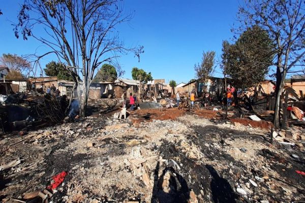 Famílias vítimas de incêndio no Bairro Interlagos precisam de ajuda