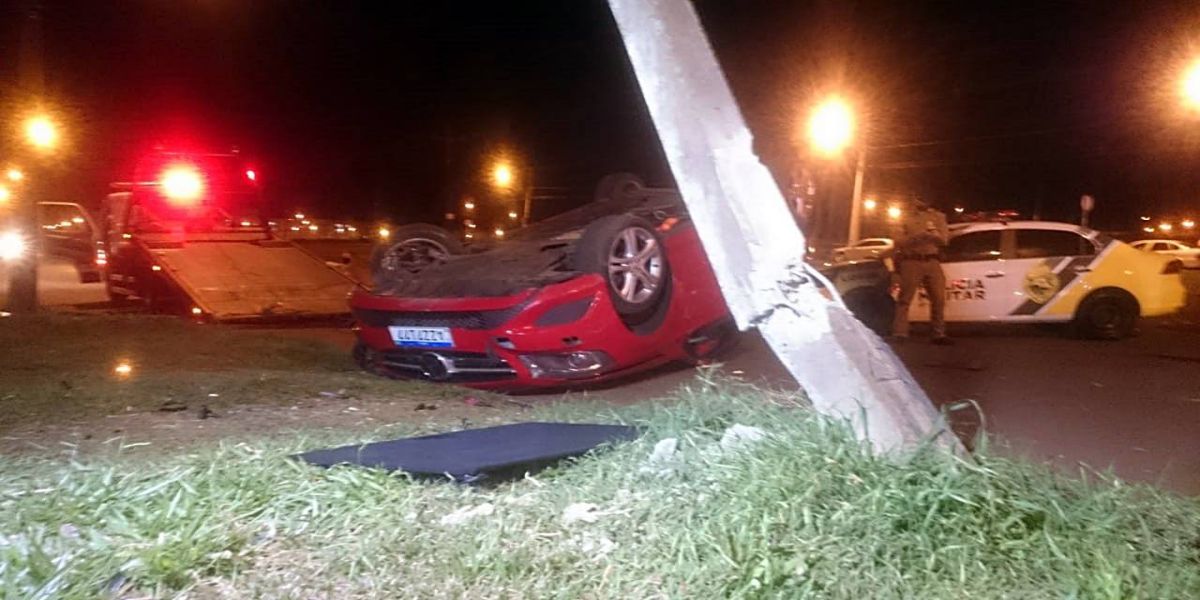 Durante fuga da PM, Mercedes capota e deixa ocupantes feridos no Bairro Floresta