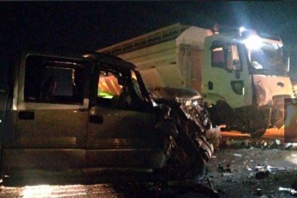 Caminhonete trafegava na contramão, bate em caminhão na BR-369 em Corbélia