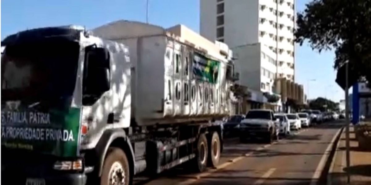 Em prol ao Presidente Jair Bolsonaro, apoiadores realizaram carreata em Cascavel