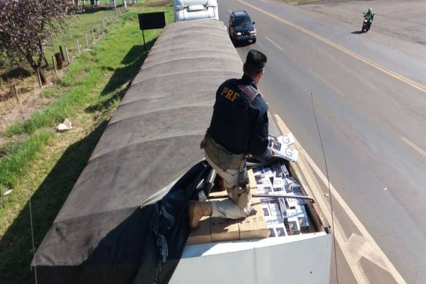Imagem referente a notícia: PRF apreende mais de R$ 4 milhões em cigarros durante o final de semana no Paraná