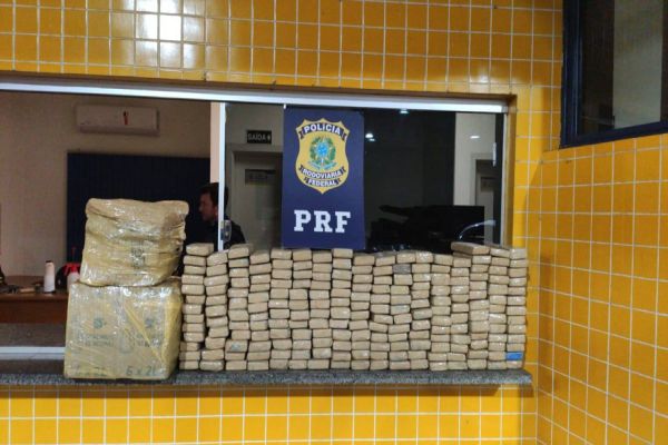 PRF encontra 160 quilos de drogas no porta-malas de veículo alugado
