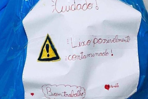 Menina com suspeita de coronavírus põe recado em saco de lixo para alertar garis