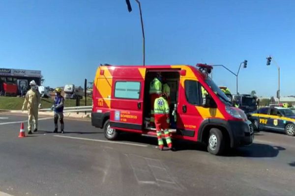 Homem morre e outro ficou gravemente ferido após colisão no Trevo Carataratas