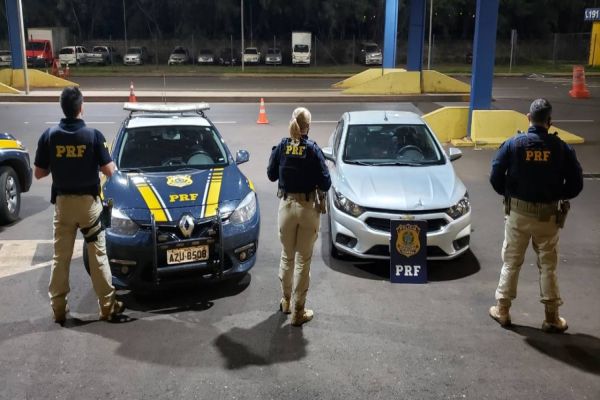 PRF recupera carro roubado após este ultrapassar a viatura em local proibido