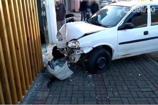 Após ficar sem freio, carro bate em loja na área central de Beltrão