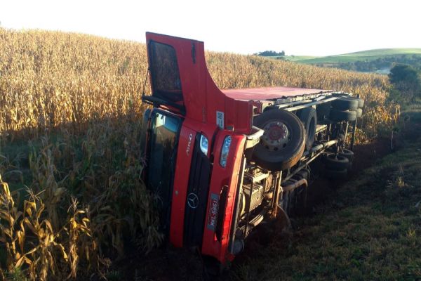 Caminhão tomba na PR-158 em São Lourenço do Oeste (PR)