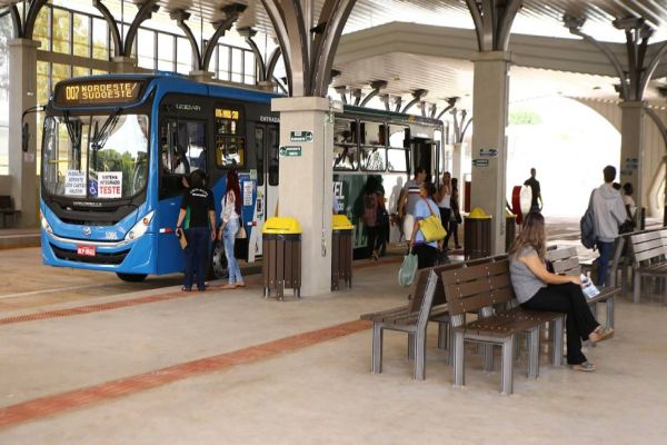 Obras no Viaduto Rocha Pombo deixam linhas do transporte coletivo com atraso
