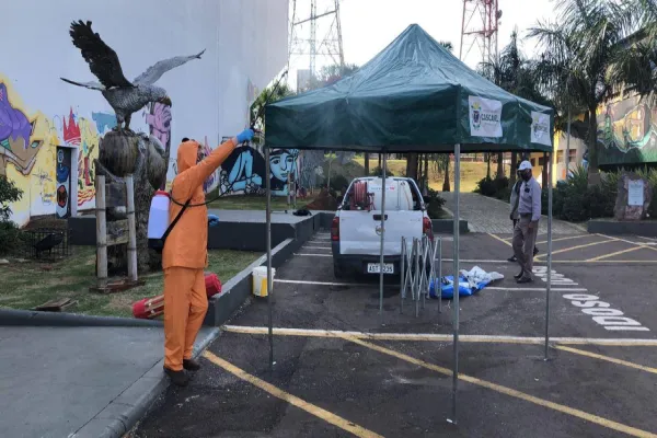 Foto relacionada a notícia: Por conta da abertura da Feira do Teatro no domingo, barracas passam por sanitização