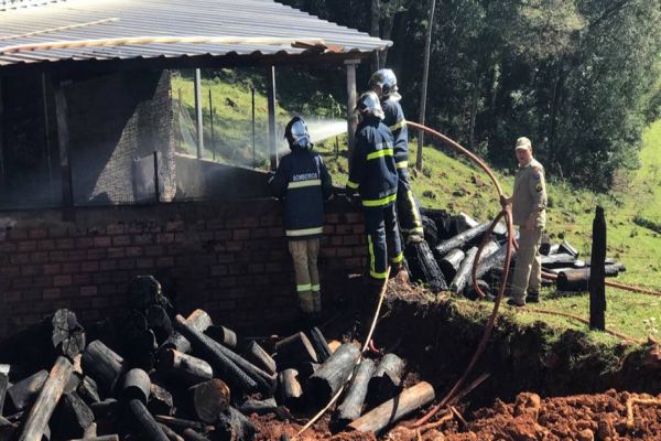 Incêndio atinge industria de embutidos em Coronel Vivida