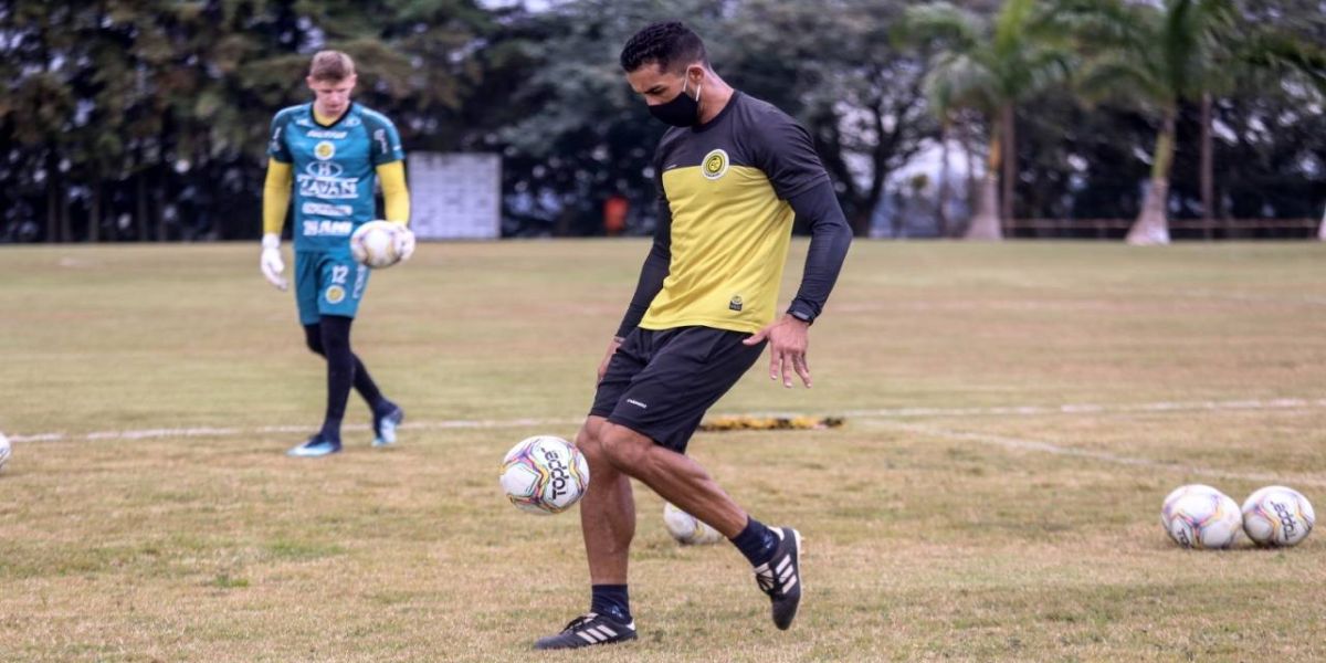 Contraprova de exame de preparador de goleiros do FC Cascavel dá negativo para Covid-19