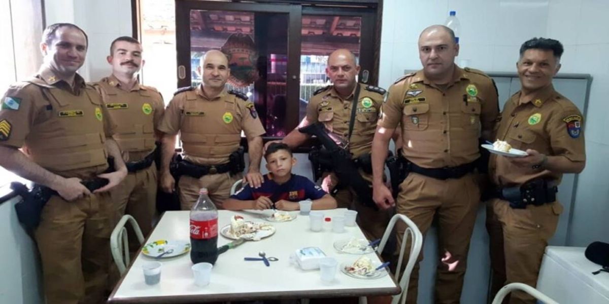 Menino que vendia bombom em semáforo dá doce a policial, que o retribui com festa surpresa