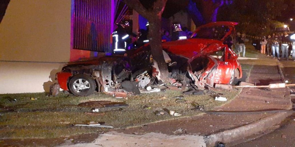 Homem morre e mulher fica em estado grave após veículo colidir contra árvore