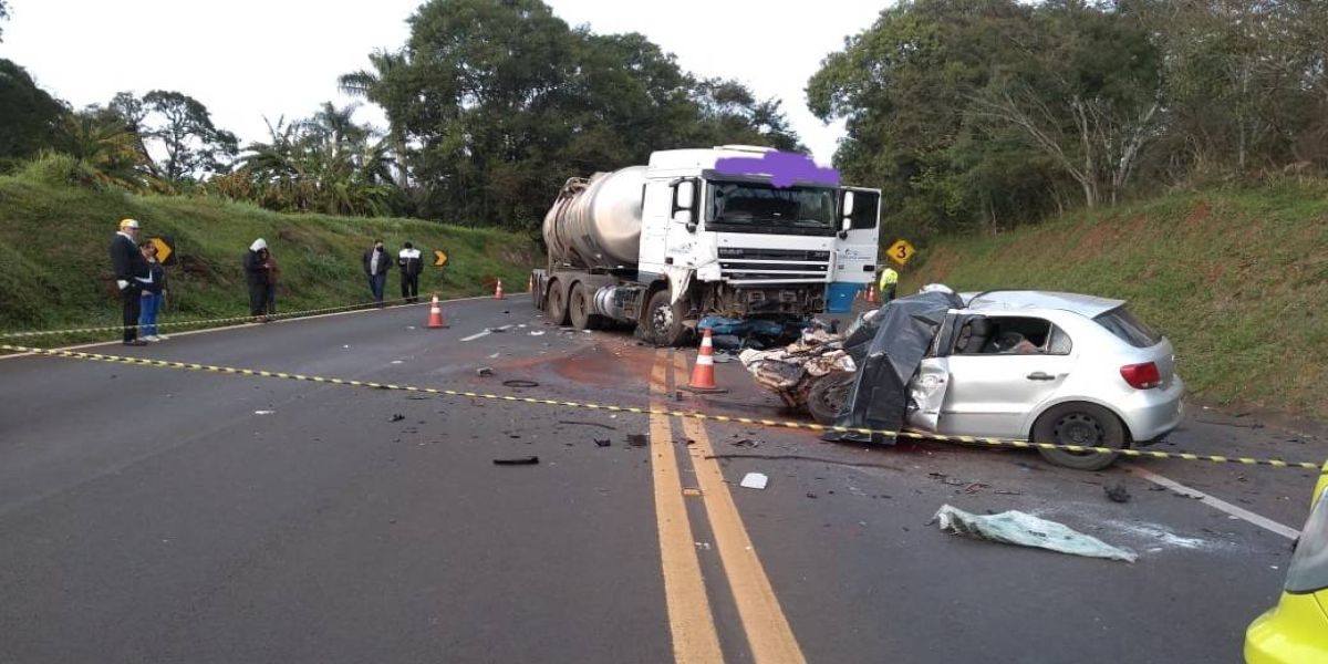 Irmãos morrem em batida frontal entre carro e bitrem na BR 277