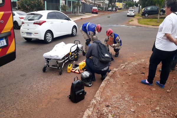 Imagem referente a notícia: Motociclista fica ferida após colisão de trânsito no Bairro Consolata, em Cascavel