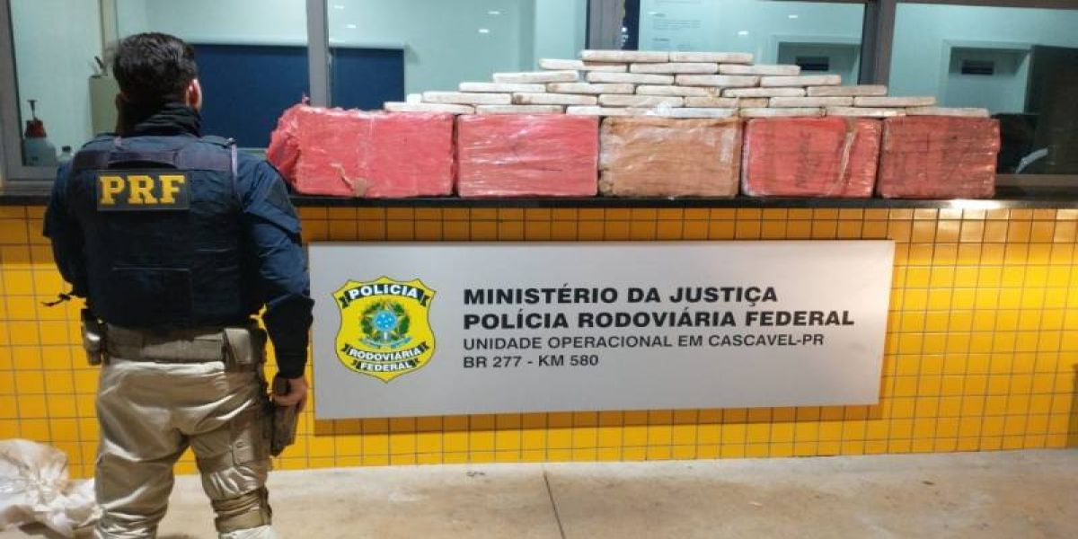 PRF apreende 154 quilos de maconha e recupera carro roubado em Cascavel