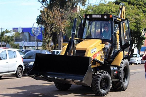 Nova retroescavadeira reforça as ações no interior de Cascavel