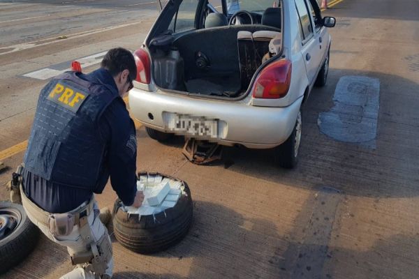 PRF apreende aparelhos celulares ocultos em estepe do veículo em Céu Azul