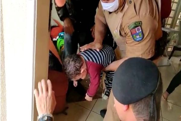 Policiais militares salvam bebê afogado em Londrina-PR, no Norte do estado