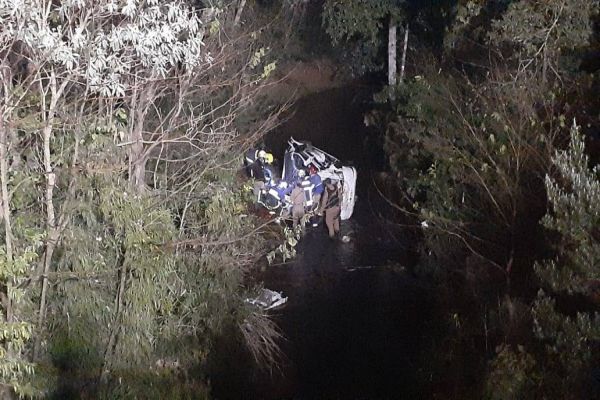 Duas pessoas ficam feridas após carro cair de ponte com mais de 7 metros de altura em Cascavel
