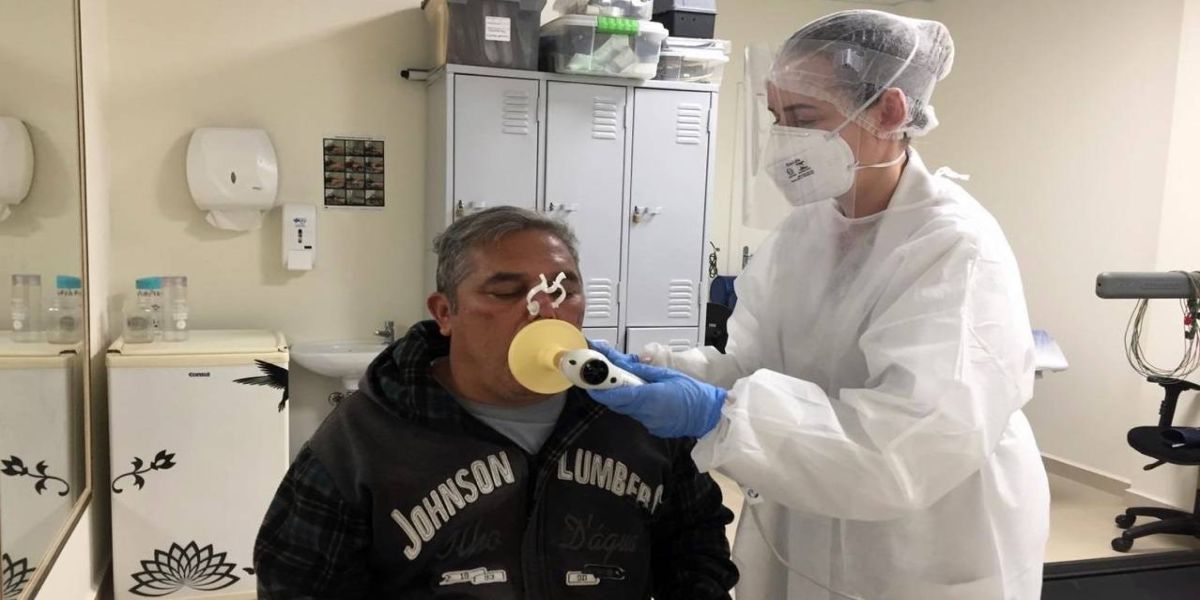 Pacientes recuperados da Covid-19 passam por exame de espirometria no Huop