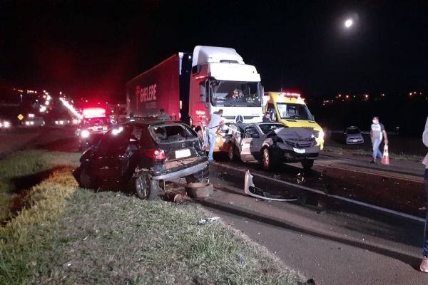 Grave acidente de transito envolvendo cinco veículos, deixa duas pessoas ferida BR-277, em Cascavel