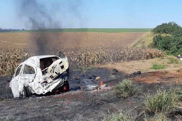 Rapaz fica ferido após carro capotar e pegar fogo na BR-369