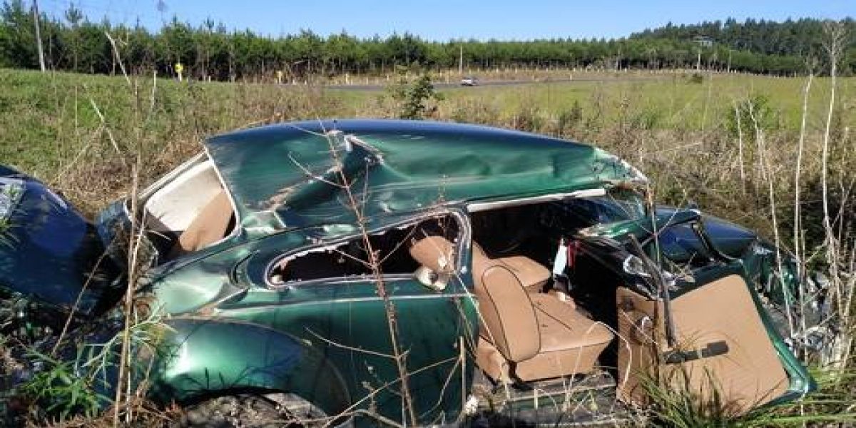 Motorista perde controle da direção do Fusca e capota na BR-153