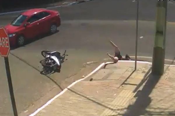 Após ser atingida por carro, motociclista cai em bueiro; veja vídeo