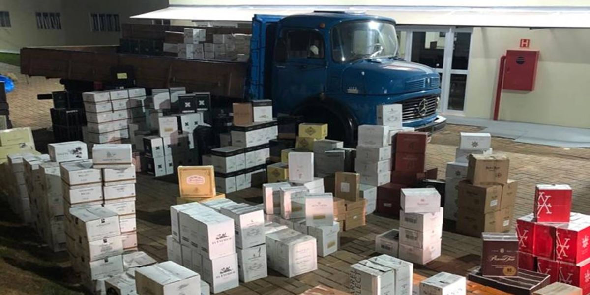 BPFRON realiza a maior apreensão de vinhos contrabandeados da Argentina em Santo Antônio do Sudoeste