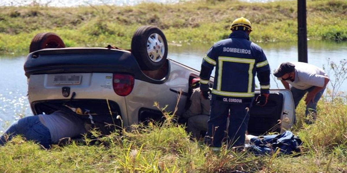 Após ser fechada por caminhonete, condutora capota veículo no interior de Nova Santa Rosa