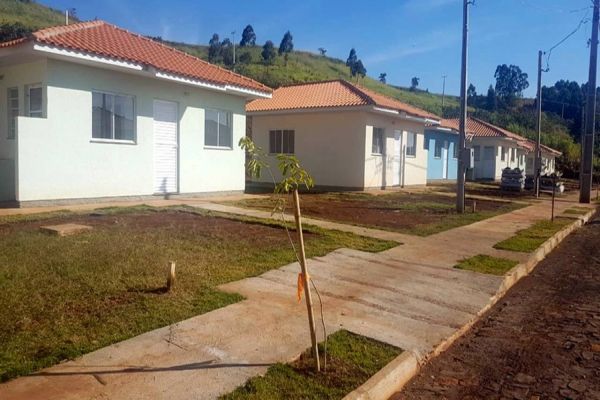 Trinta famílias de Iguatu recebem chaves da casa própria