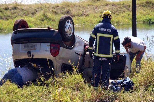 Imagem referente a notícia: Após ser fechada por caminhonete, condutora capota veículo no interior de Nova Santa Rosa