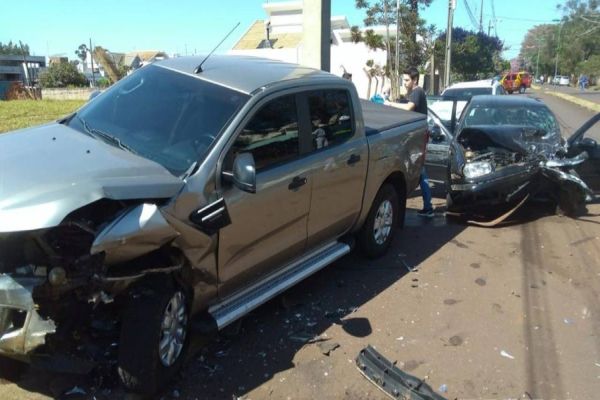 Colisão entre três veículos deixa um ferido em Toledo