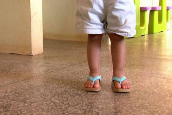 Bebê de um ano cai em piscina de casa e morre afogado