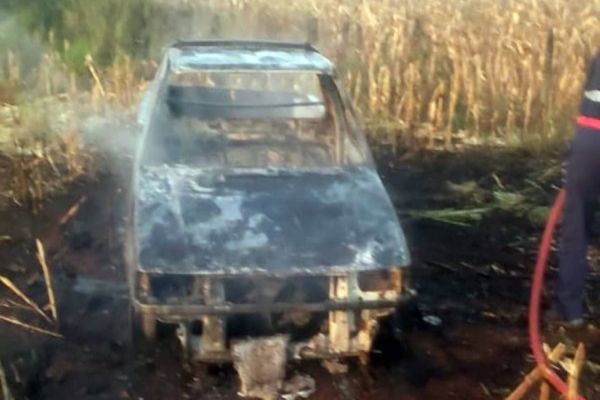 Carro é destruído após incêndio em Assis Chateaubriand