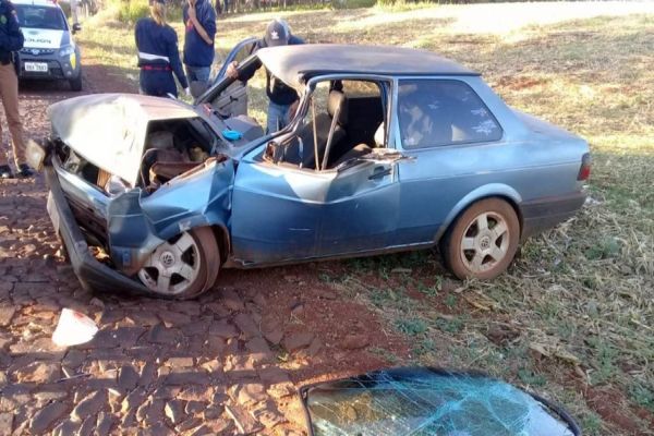 Condutor perde controle de veículo e atinge caminhão