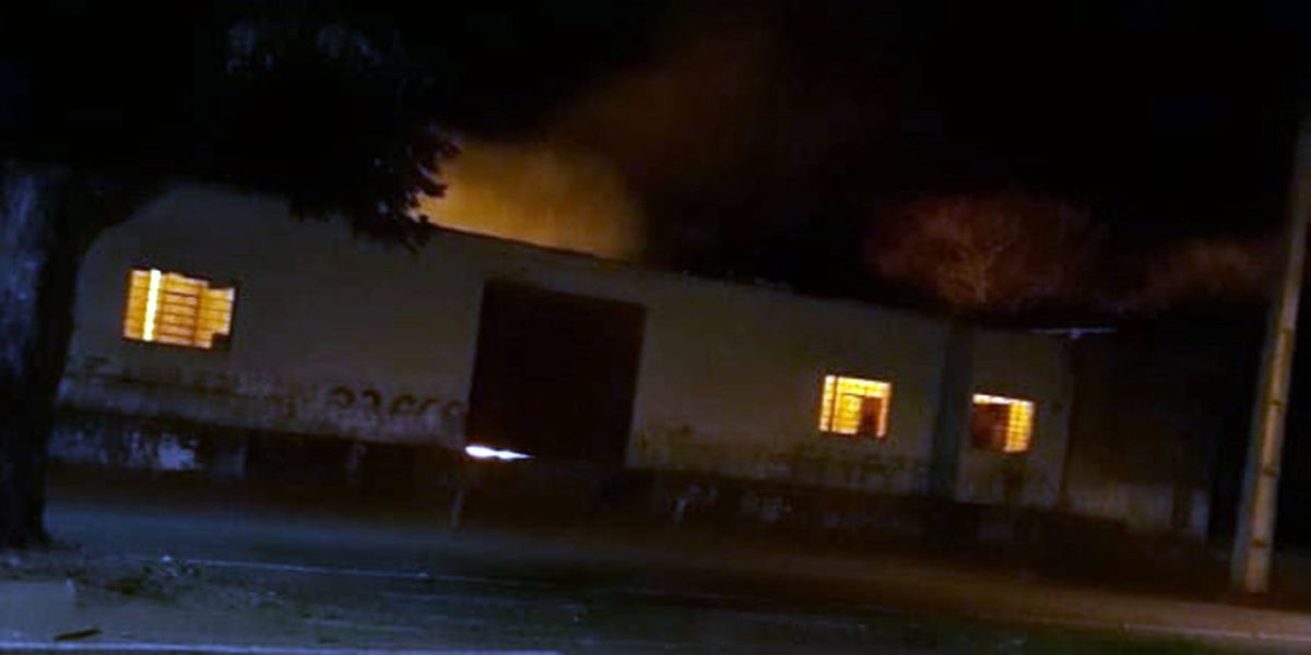 Barracão pega fogo em Ibema, e equipes do Corpo de Bombeiros de Cascavel são mobilizadas