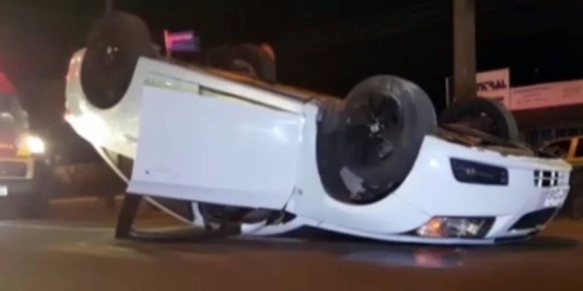 Homem fica ferido após capotar veículo no Bairro Maria Luíza